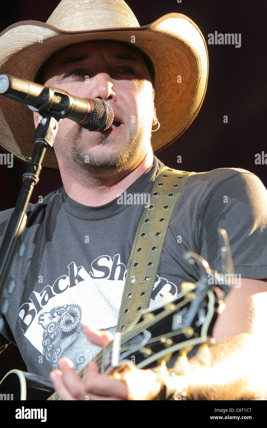 Jason Aldean performing during 'The Last Rodeo Tour' at the Cruzan ...