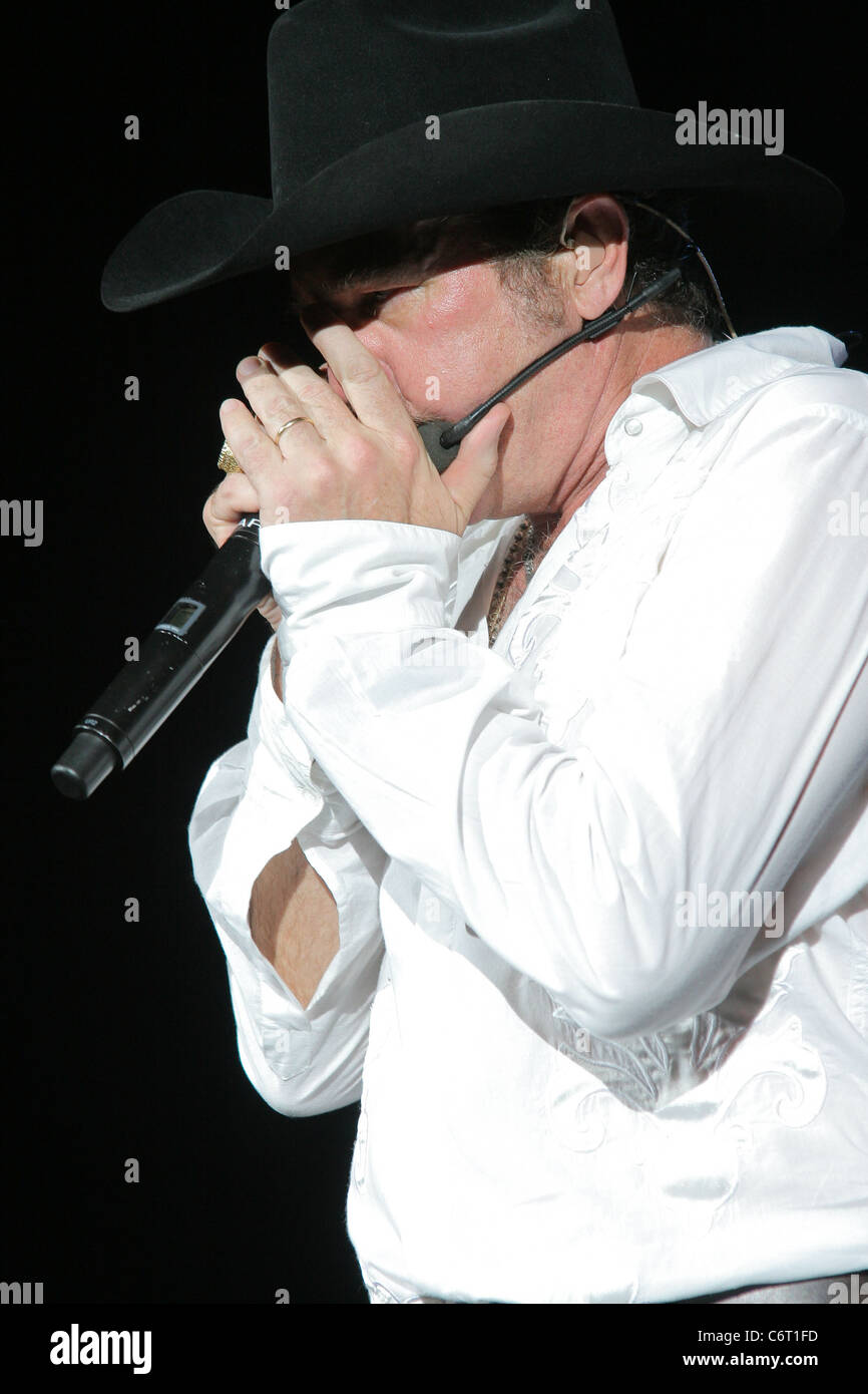 Brooks and Dunn perform during 'The Last Rodeo Tour' at the Cruzan