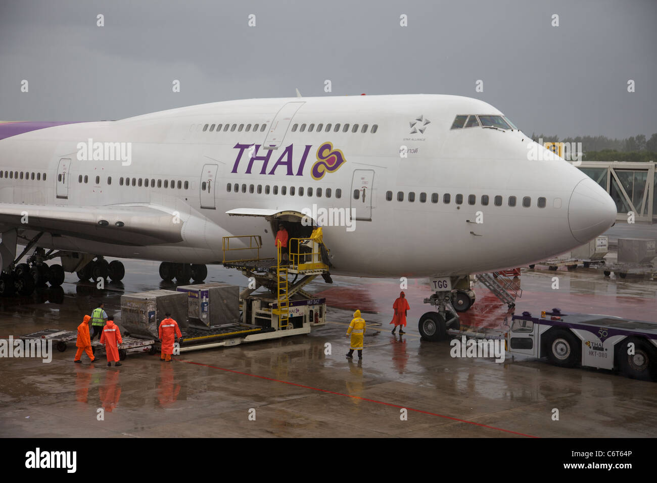 A Thai airways 747 jumbo being loaded at Phuket airport, Thailand Stock ...