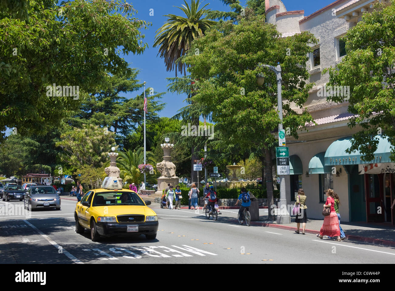 Bridgeway Boulevard, the main street in Sausalito, Marin County, California, USA, with Yellow Cab. JMH5169 Stock Photo