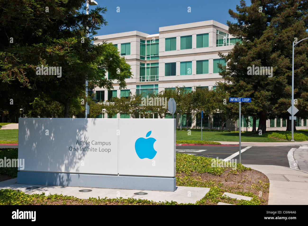 Apple logo outside Apple Incorporated's corporate headquarters at 1-6 Infinite Loop, Cupertino, California, USA. JMH5192 Stock Photo