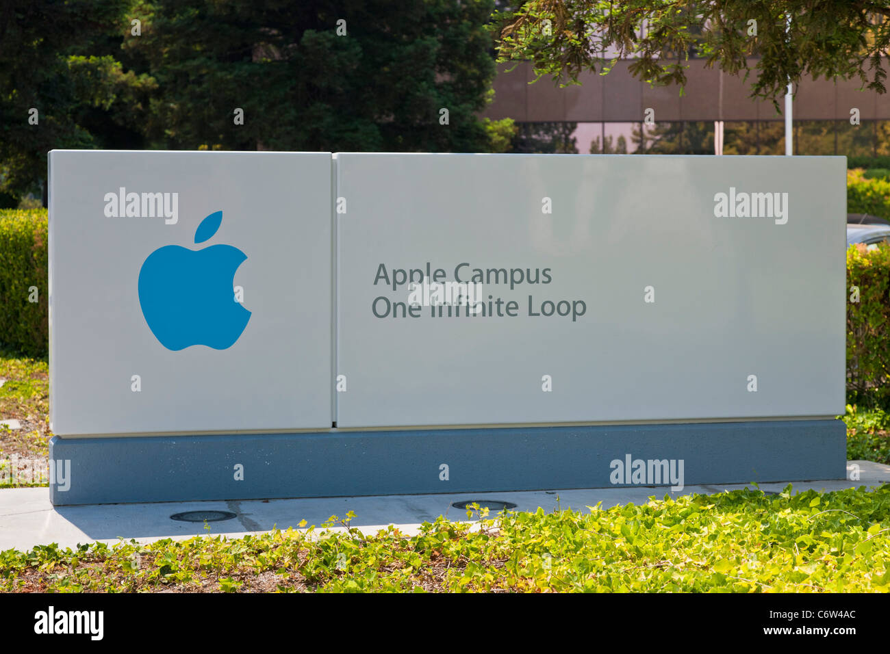 Apple logo outside Apple Incorporated's corporate headquarters at 1-6 Infinite Loop, Cupertino, California, USA. JMH5193 Stock Photo