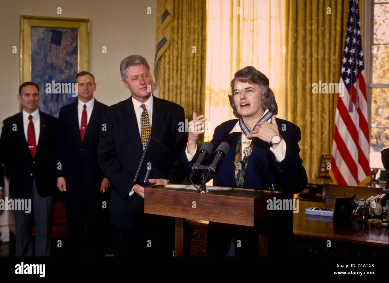 President Bill Clinton awards astronaut Dr. Shannon Lucid the Congressional Space Medal of Honor at the White House Stock Photo