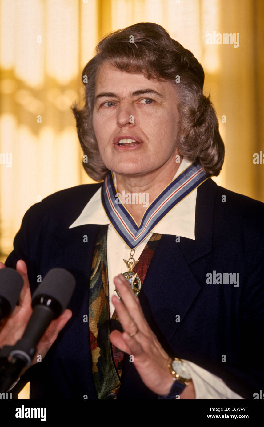 President Bill Clinton awards astronaut Dr. Shannon Lucid the Congressional Space Medal of Honor at the White House Stock Photo