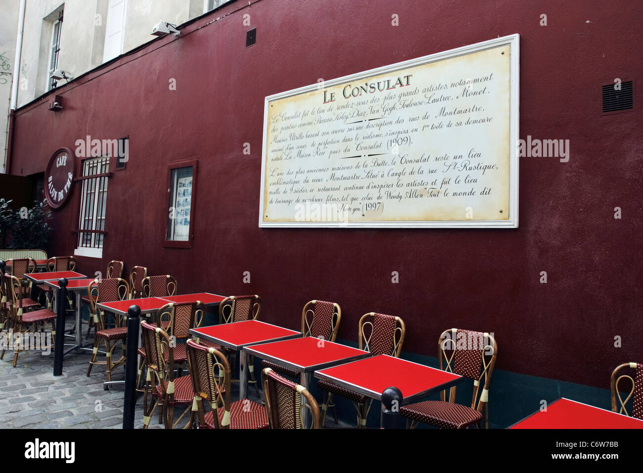 A plaque on a wall in Montmartre, Paris explaining (in French) the history and claims to fame of Le Consulat cafe and restaurant Stock Photo