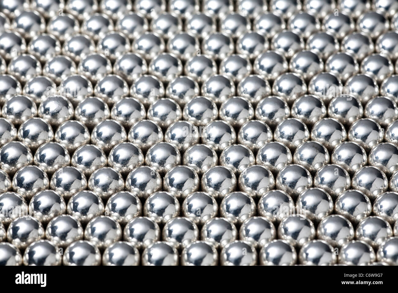 A shot in the studio of lined up steel balls. Billes d'acier alignées. Prise de vue en studio. Stock Photo