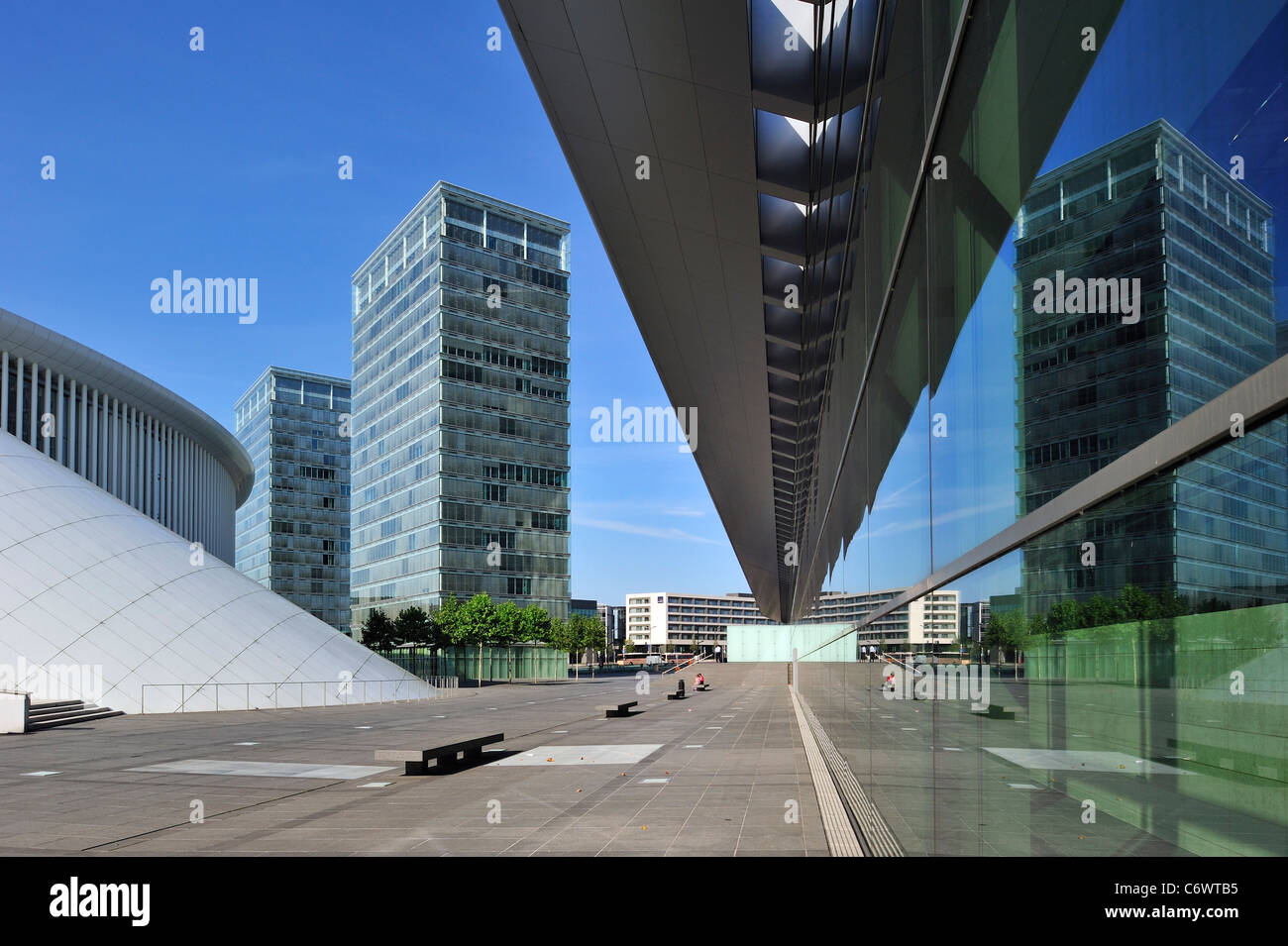 European Parliament office buildings and Grande-Duchesse Joséphine-Charlotte Concert Hall / Philharmonie Luxembourg at Kirchberg Stock Photo