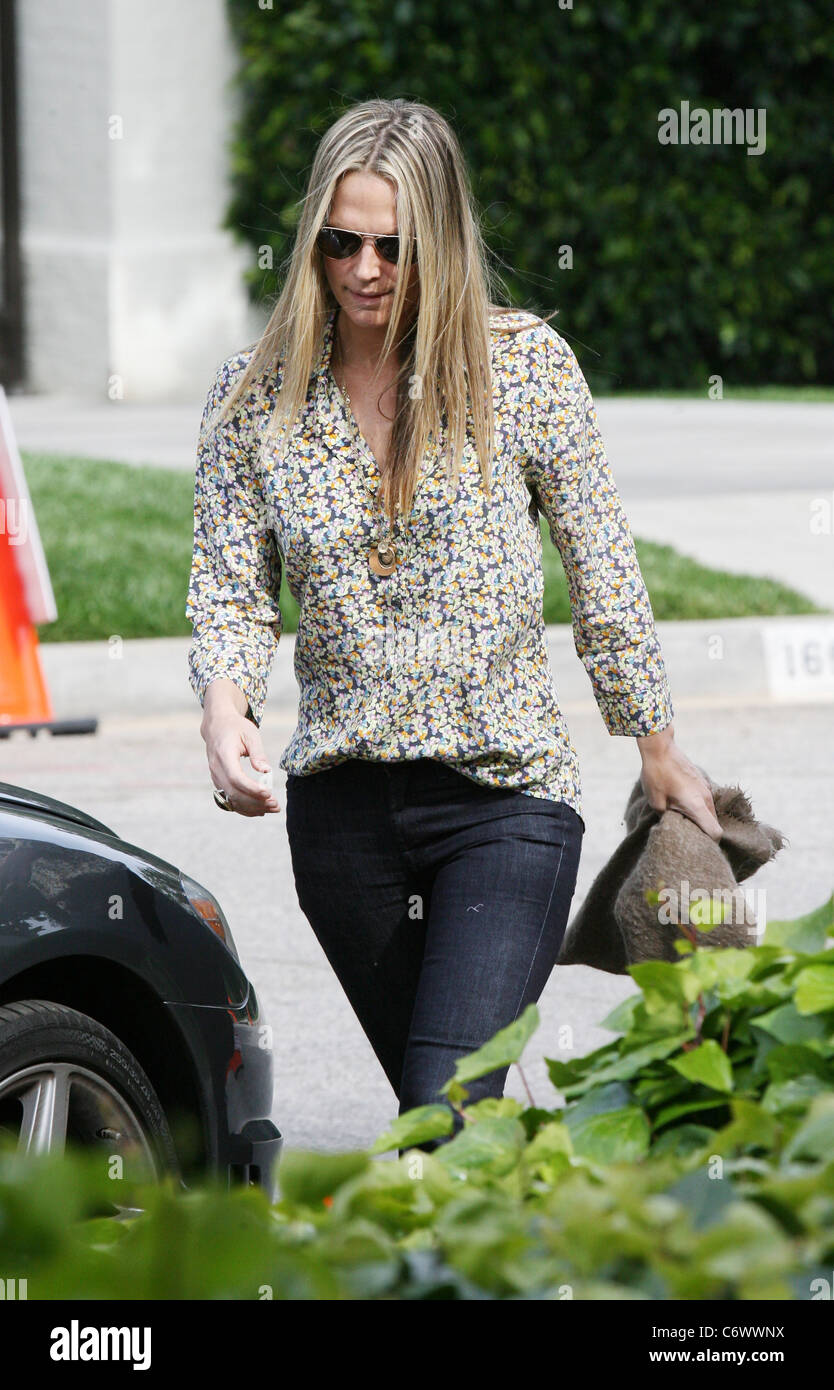 Molly Sims arriving at Jennifer Garner and Ben Afleck's house to celebrate Jennifer's birthday