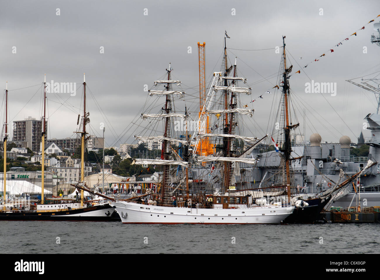 Tall ships gathering hi-res stock photography and images - Alamy