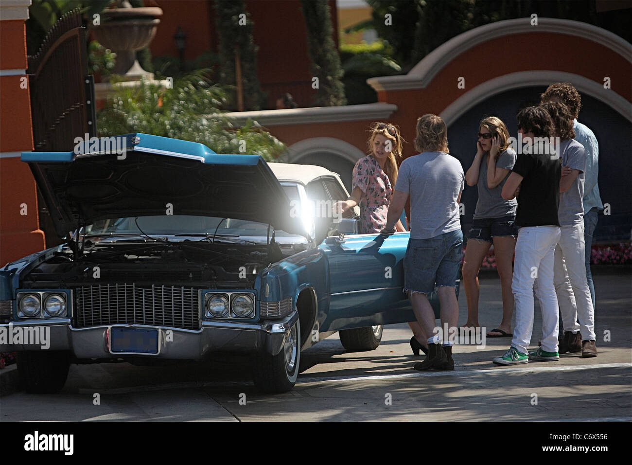 Mischa Barton was spotted with her friends in front of the Palazzo