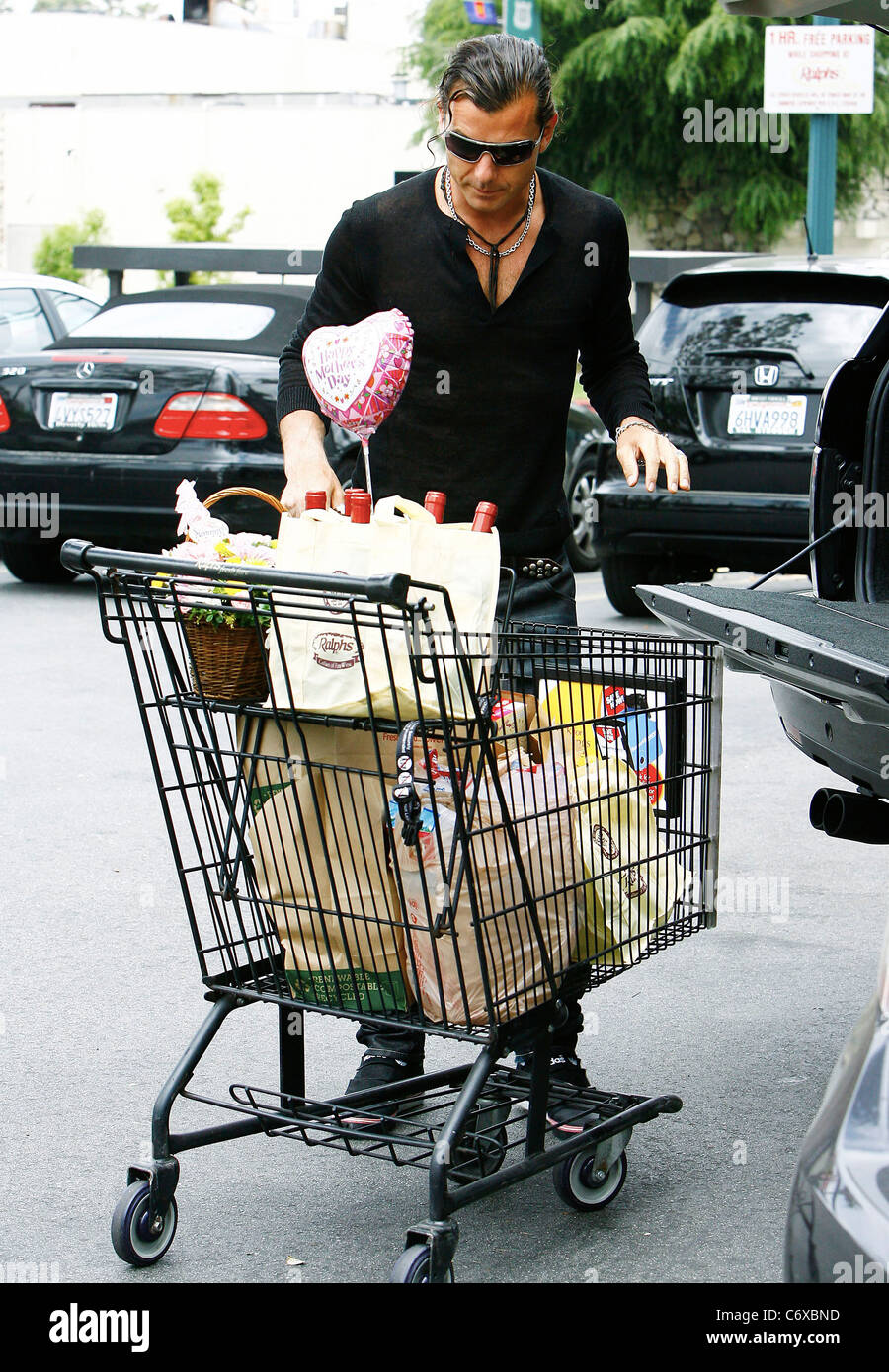 Gavin rossdale shopping at ralphs for mothers day buying balloons hi