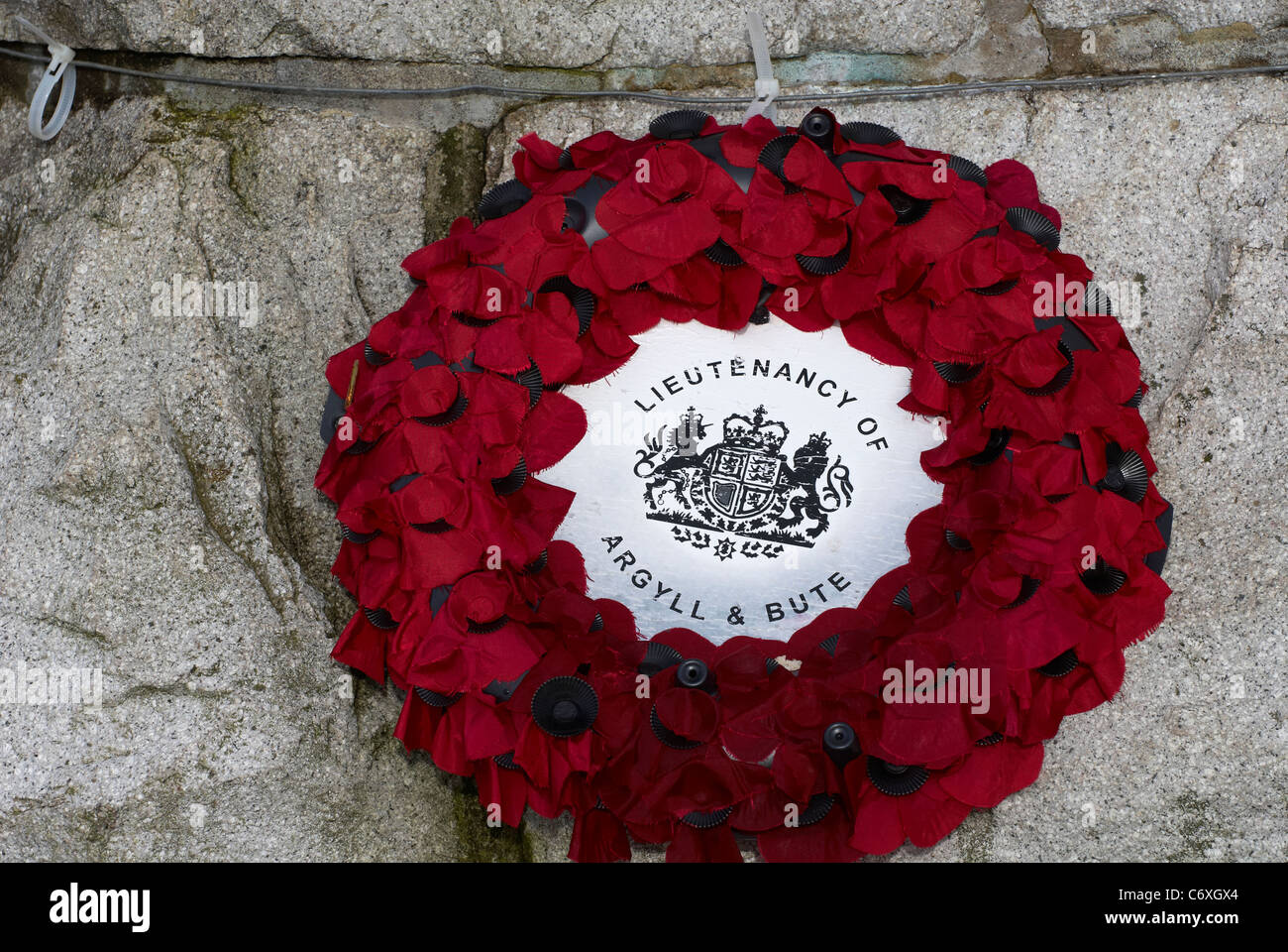 Poppy wreath Inveraray War memorial Stock Photo