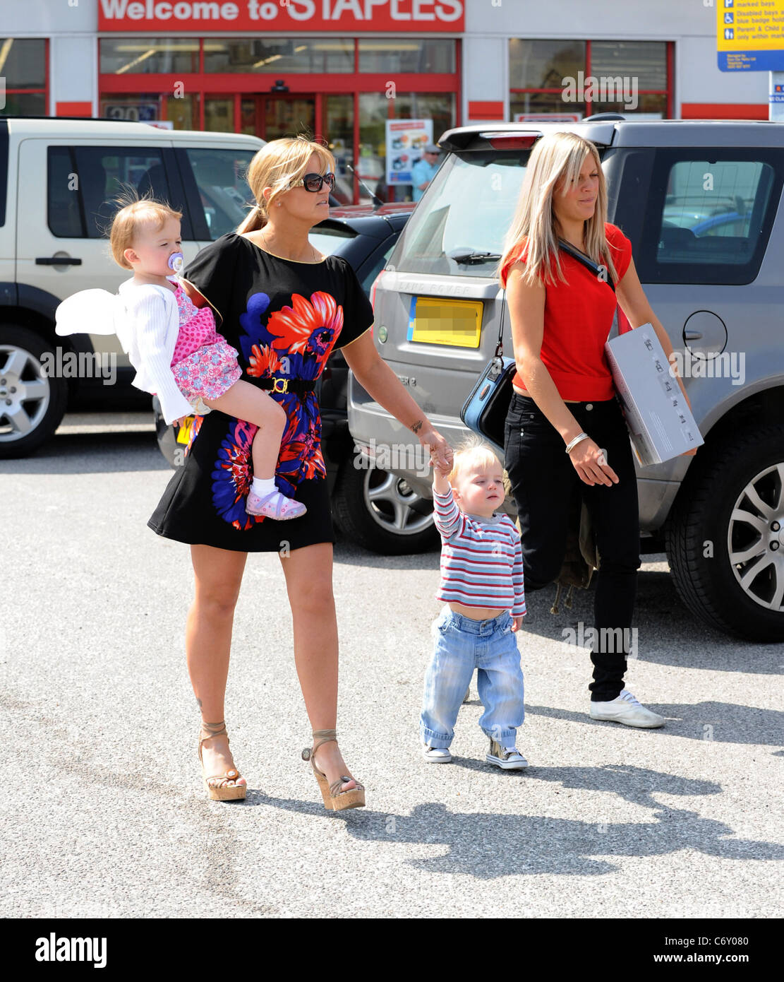 kerry-katona-takes-her-two-youngest-children-and-her-agent-claire