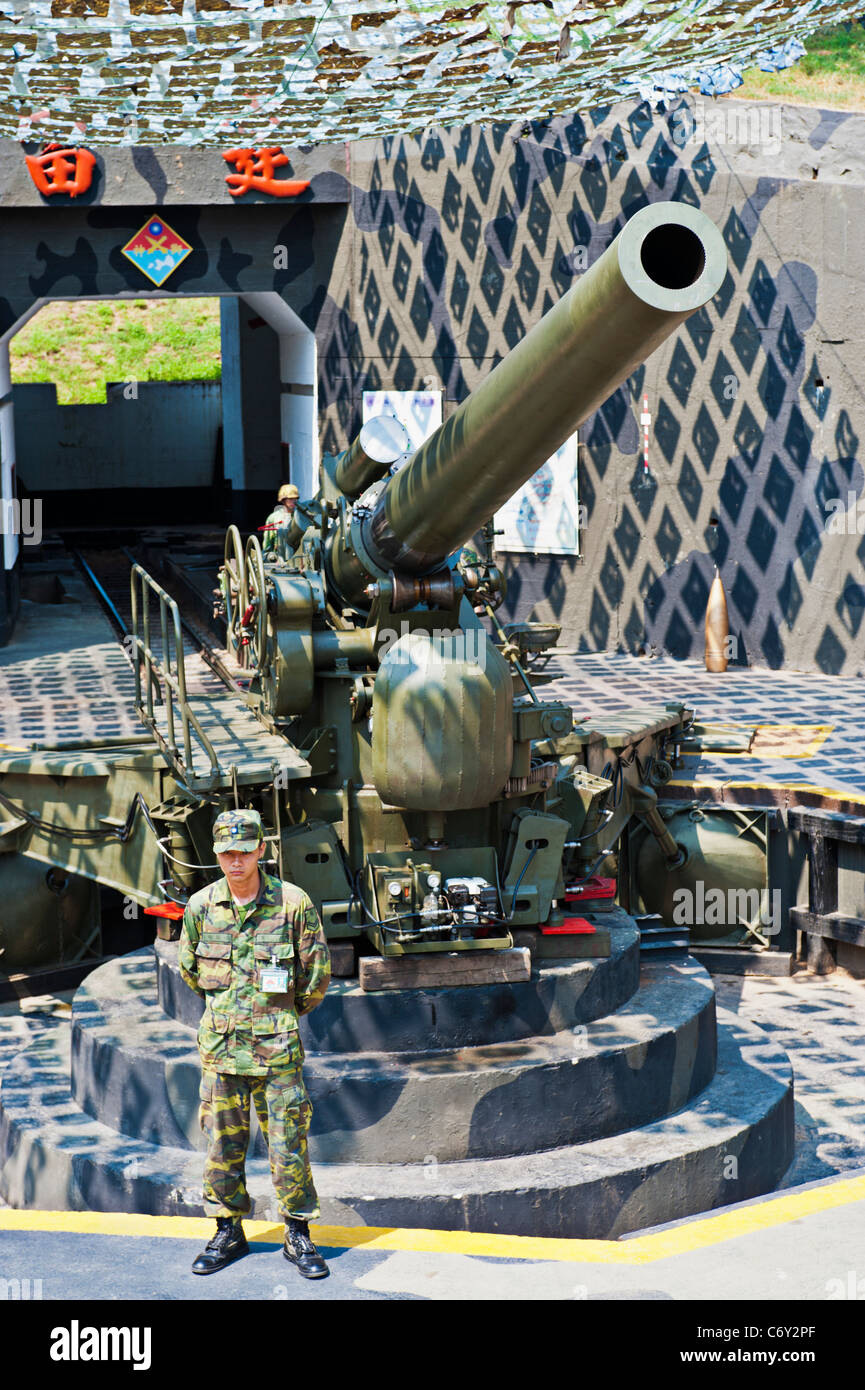 M1 240 mm  Howitzer Cannon, Black Dragon, and Taiwanese soldier guarding it, August 22, 2011, Kinmen, Taiwan Stock Photo