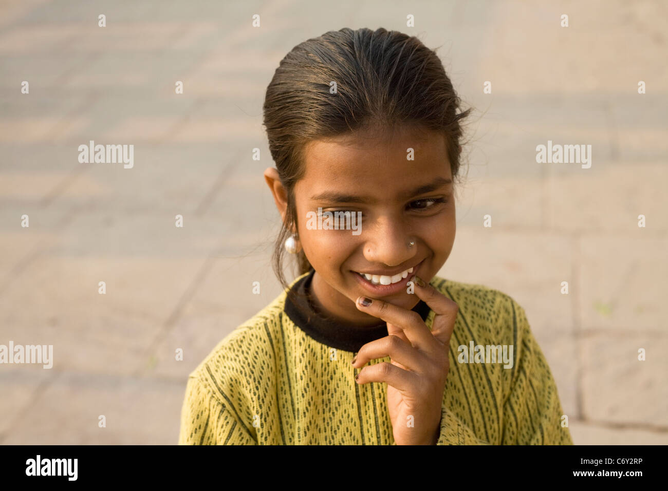India girl smile smiling hi-res stock photography and images - Alamy