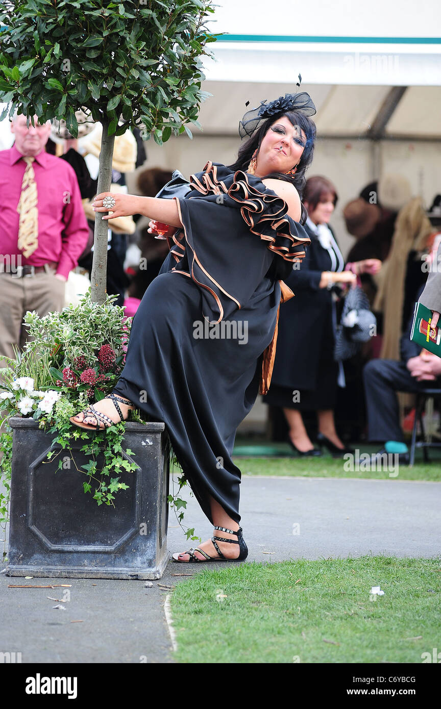 Ladies day aintree race course hi-res stock photography and images - Alamy
