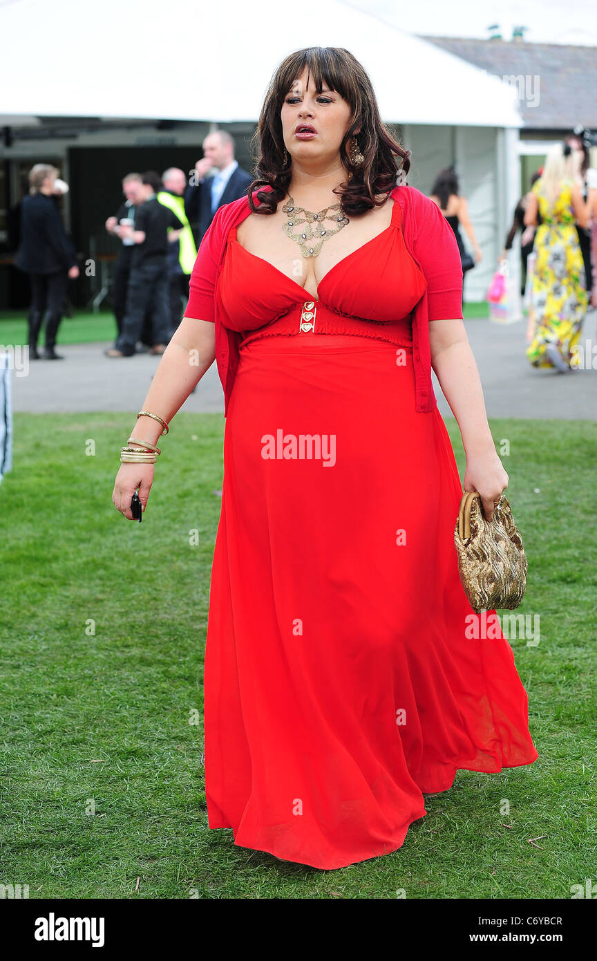 Ladies day aintree race course hi-res stock photography and images - Alamy