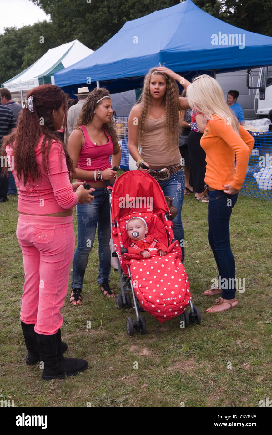 Barnet Gypsy Horse Fair. Teen gypsy girls, teenage mother with baby. Hertfordshire UK 2010s 2011 HOMER SYKES Stock Photo