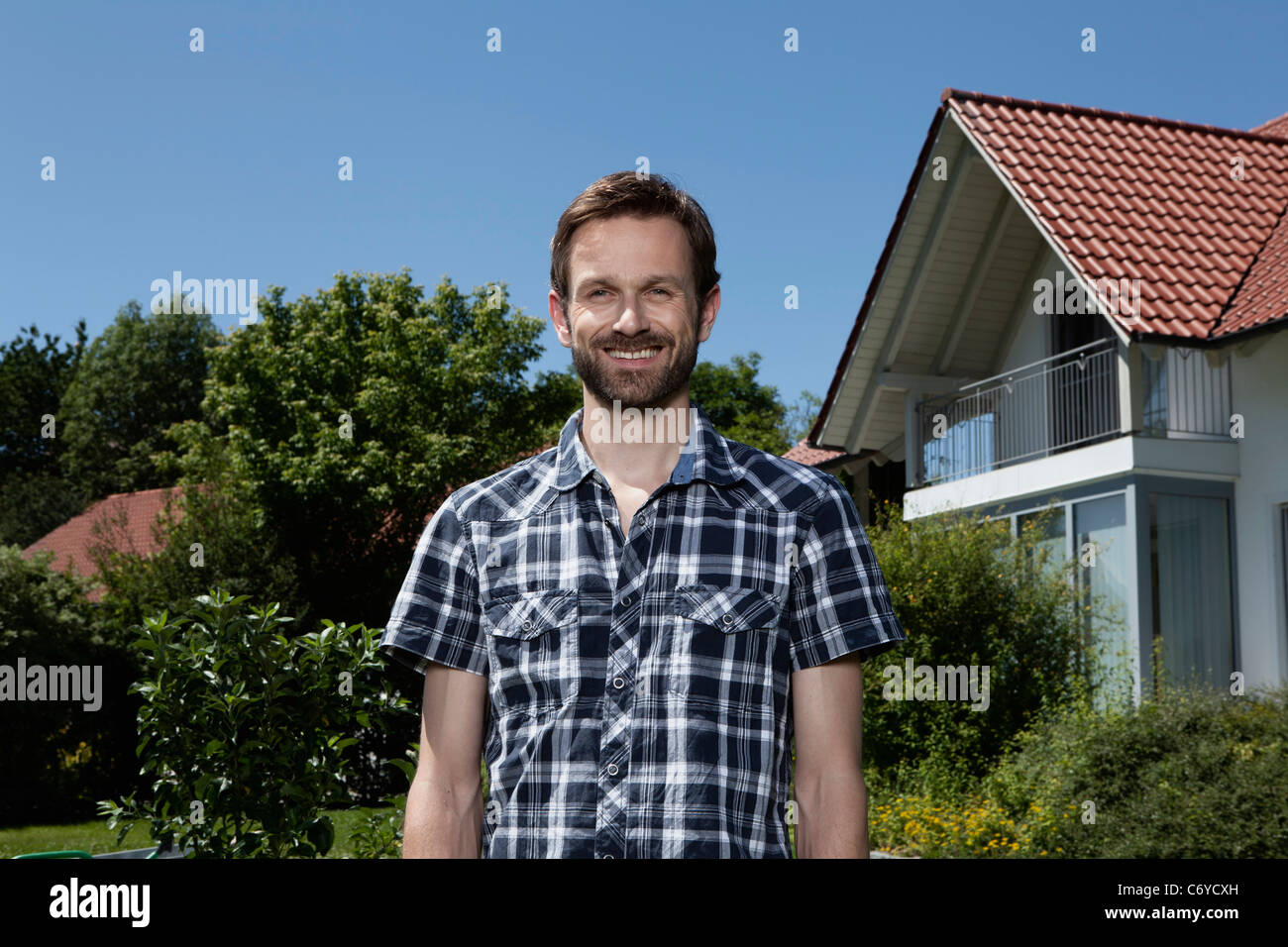 Man Standing In Backyard Stock Photo Alamy man-standing-in-backyard-stock-photo-alamy