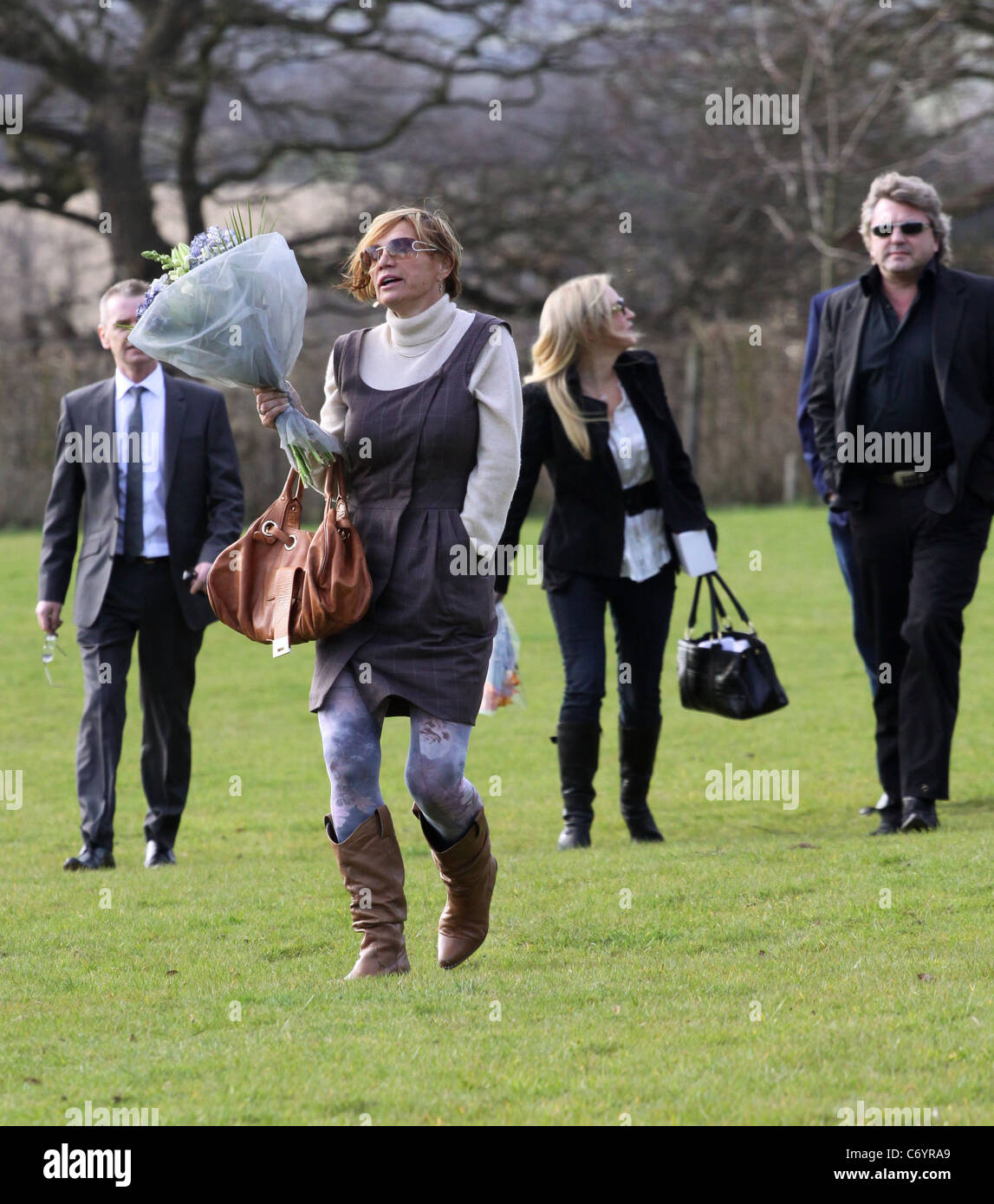 Jade Goody's mum Jackiey Budden visits Jade's grave with family and friends after Jade's first anniversary memorial service. Stock Photo