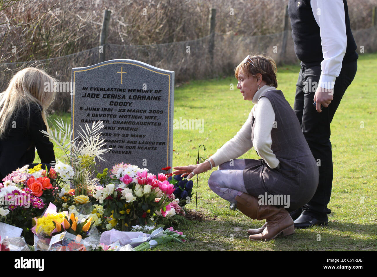 Jade Goody's mum Jackiey Budden visits Jade's grave with family and friends after Jade's first anniversary memorial service. Stock Photo