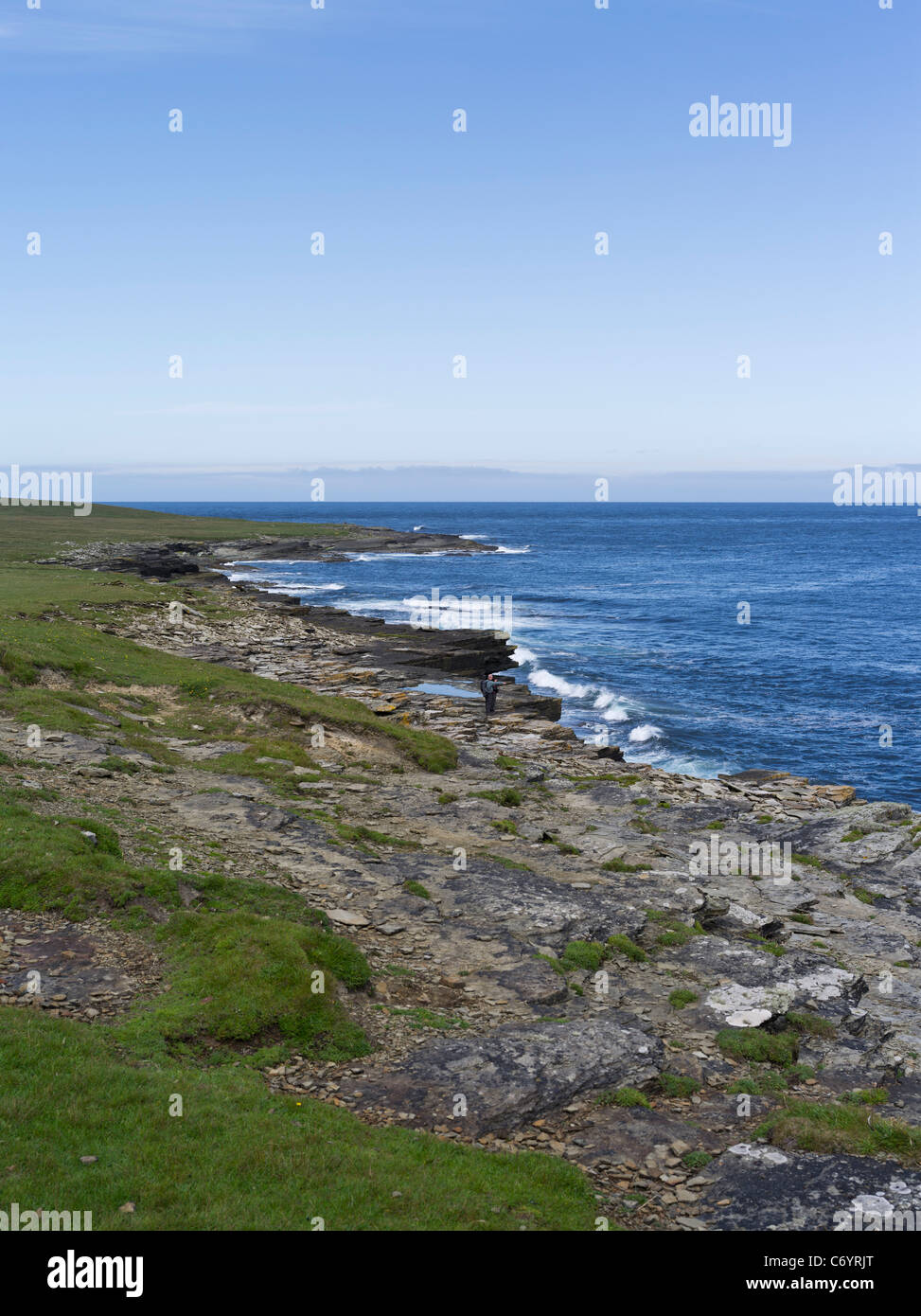 dh Mull Head PAPA WESTRAY ORKNEY Stoney rocky seashore seacliffs north sea seacoast Stock Photo