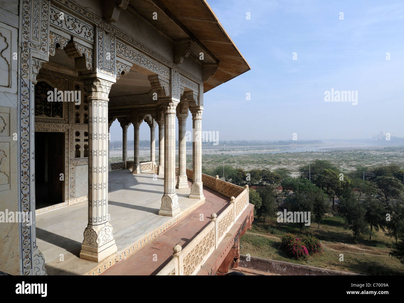 Pavilion in the Agra Fort with a view up the Yamuna river to the Tal Mahal.  Agra, Uttar Pradesh, Republic of  India. Stock Photo