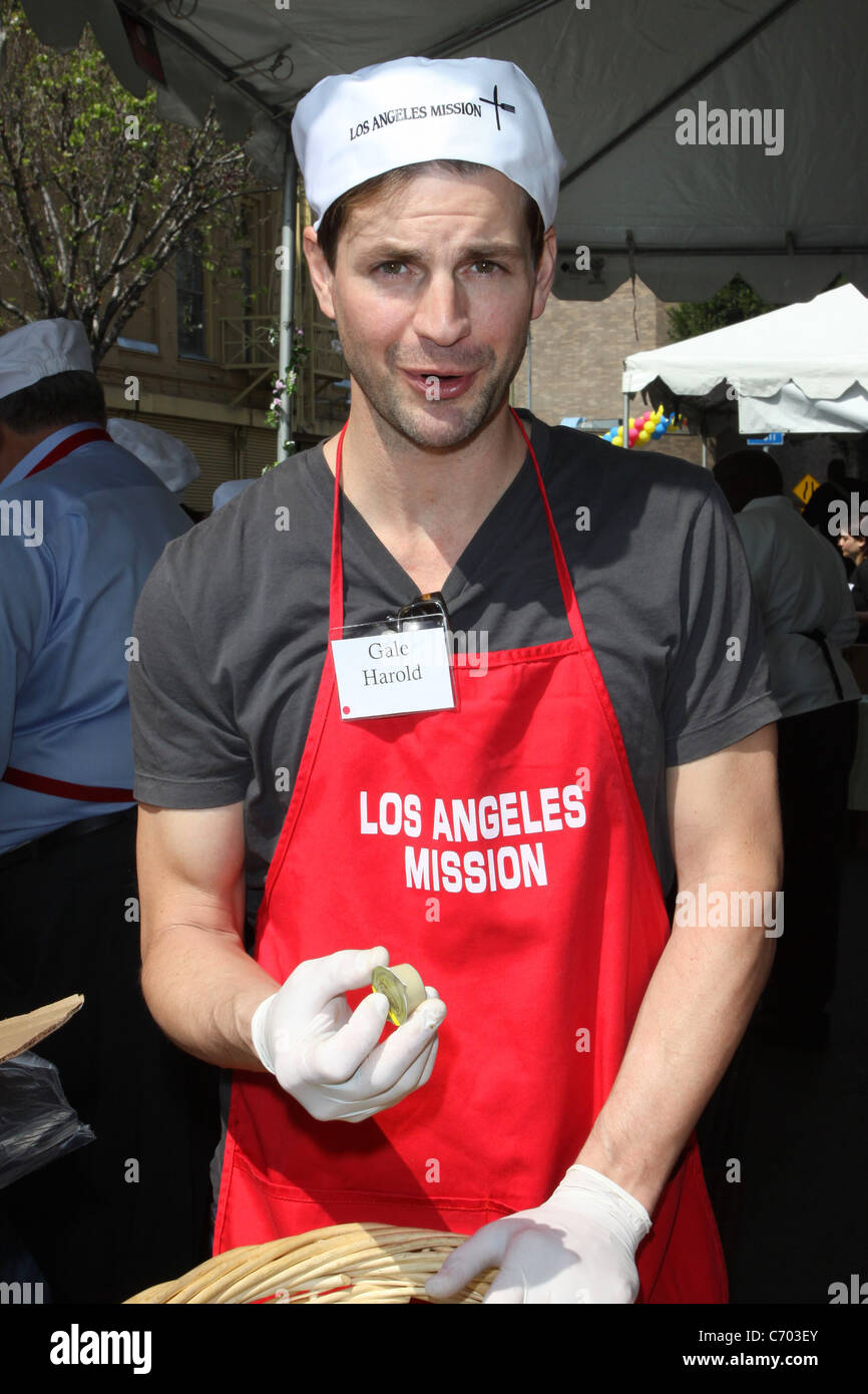 Gale Harold Los Angeles Easter Meal for the homeless at the LA Mission Los Angeles, California - 02.04.10 Stock Photo