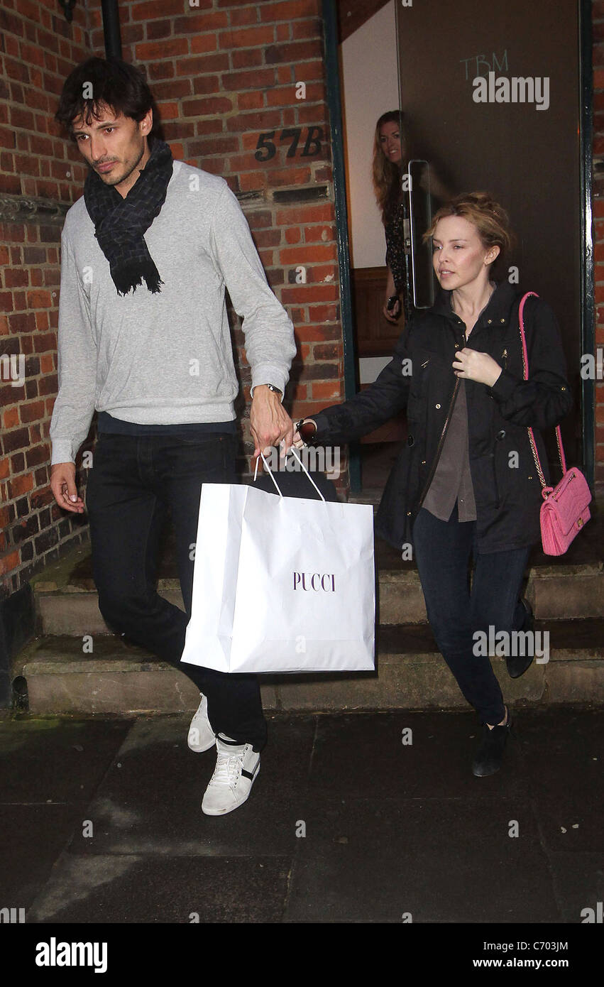 Kylie minogue boyfriend velencoso leaving her managements office