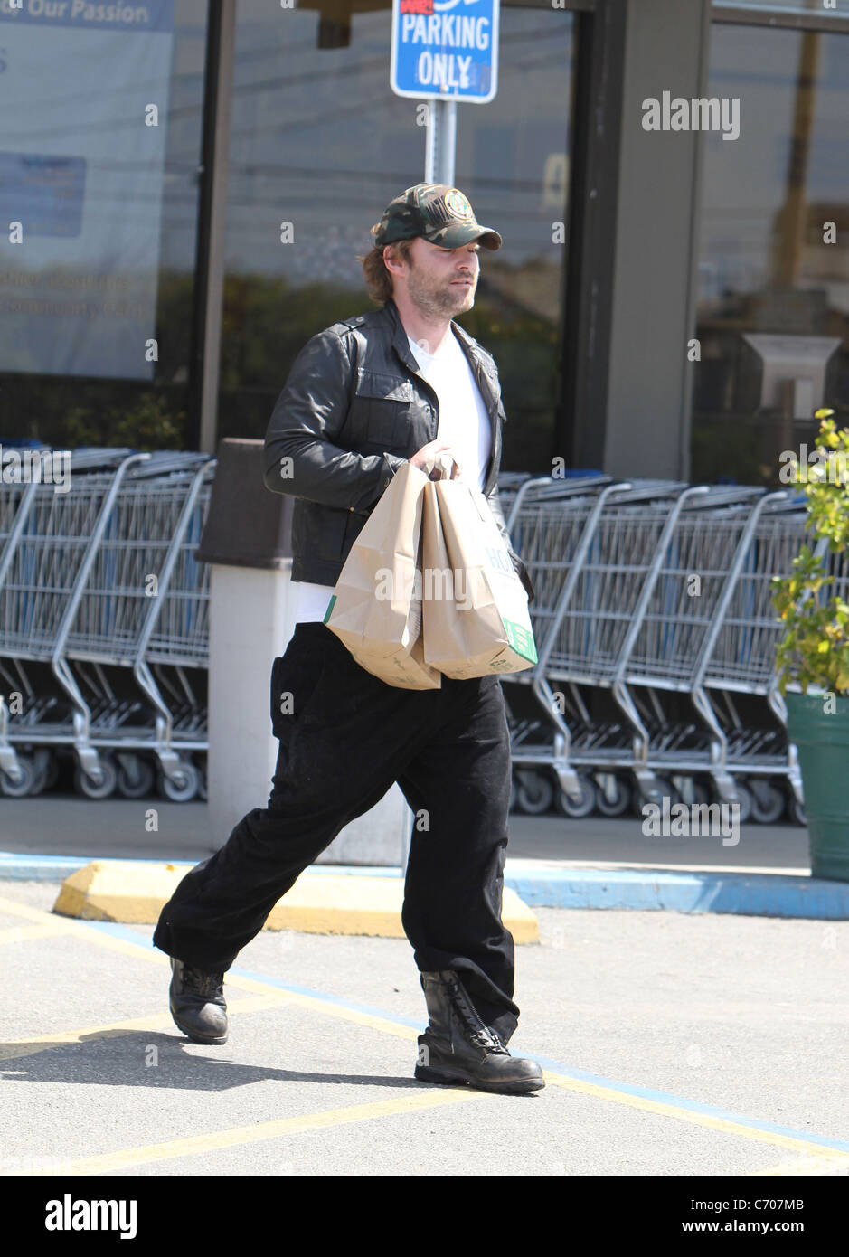 Seann William Scott shopping for groceries in Malibu Los Angeles, California - 13.04.10 /GUTS Stock Photo