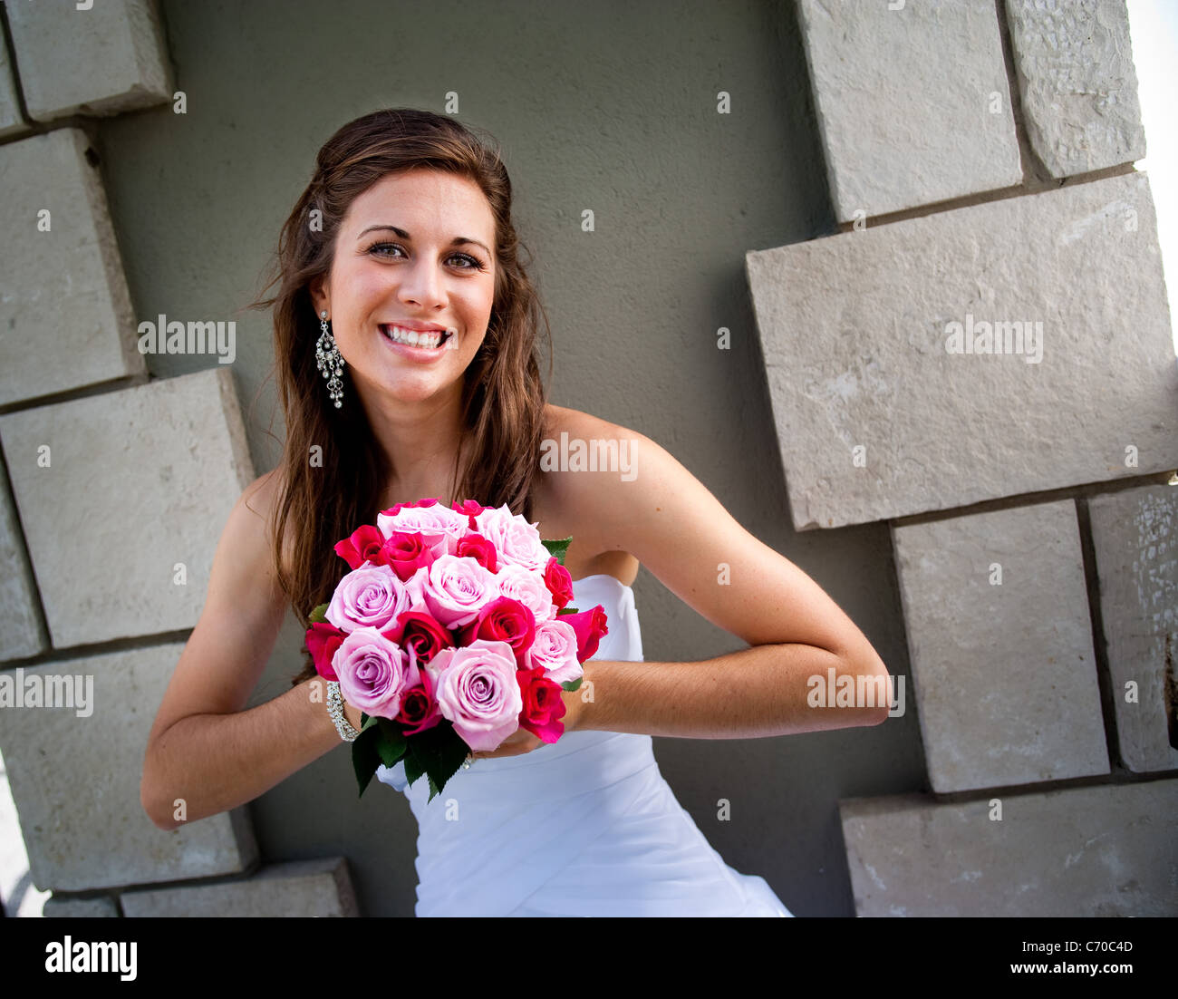 Smiling bride flowers hi-res stock photography and images - Alamy