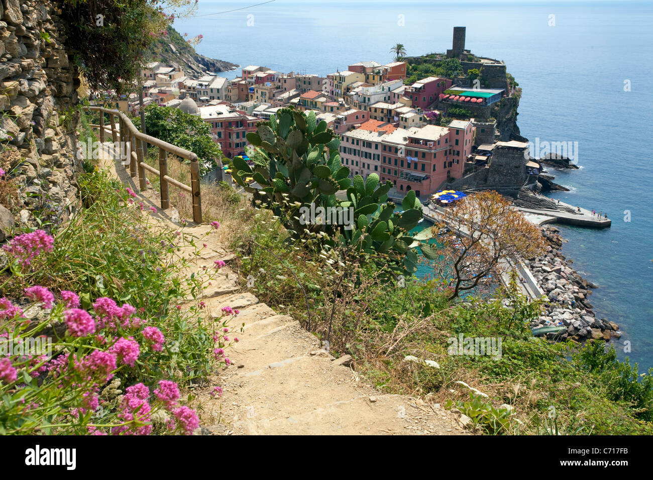hiking-trail-to-vernazza-national-park-cinque-terre-unesco-world