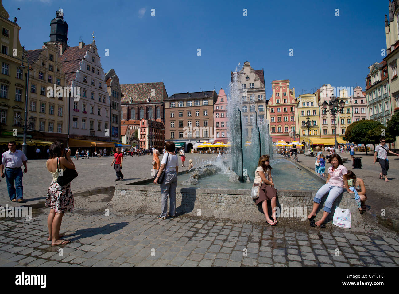 Nowoczesna fontanna na rynku we Wroclawiu. Modern fontann at the city square in Wroclaw, Poland Stock Photo