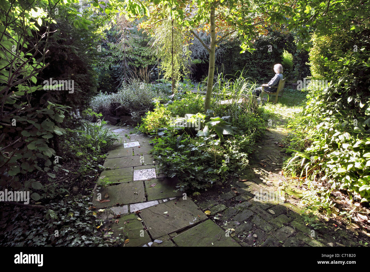 A restful corner in the Harleyford Road Community Garden, Lambeth, London SW8 1TF. Stock Photo