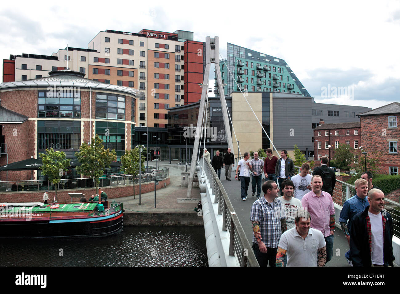 View across Centenary Bridge, a footpath link over the River Aire, Leeds, opened in 1992. Looking towards Brewery Wharf. Stock Photo