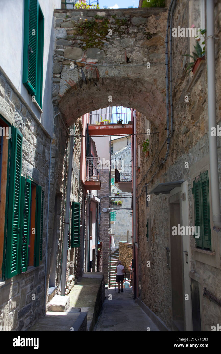 Gasse mit Bogengaengen in Corniglia, Small alley in Corniglia Stock Photo