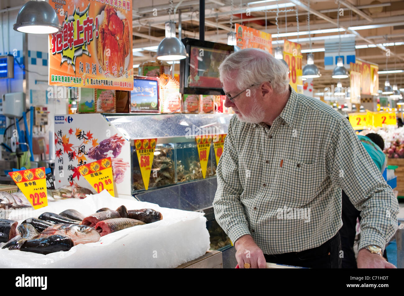 Expat shopping in Shanghai supermarket Stock Photo Alamy