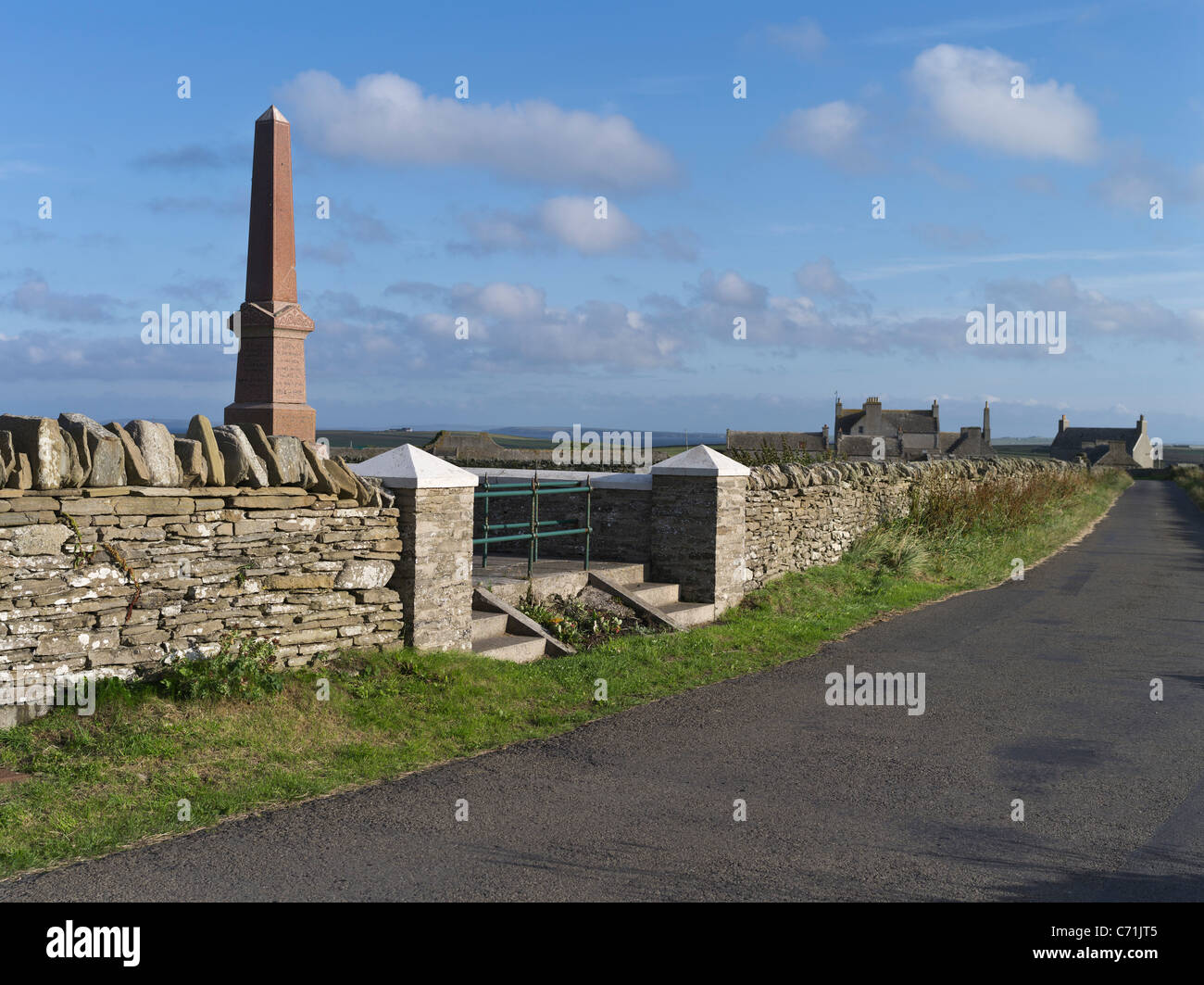 dh  PAPA WESTRAY ORKNEY War memorial and country road Stock Photo