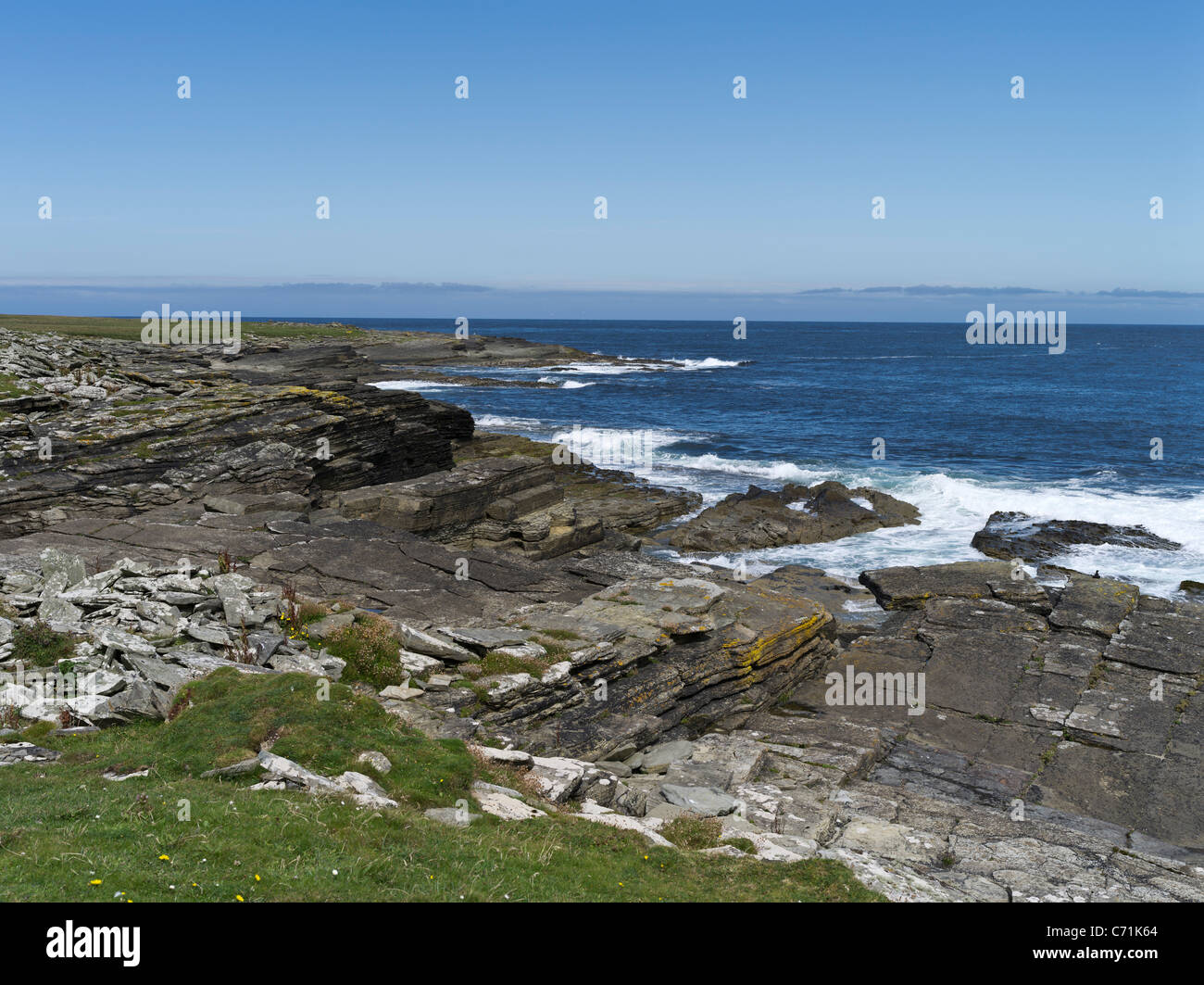 dh Mull Head PAPA WESTRAY ORKNEY Stoney rocky seashore seacliffs bay seacoast north sea Stock Photo