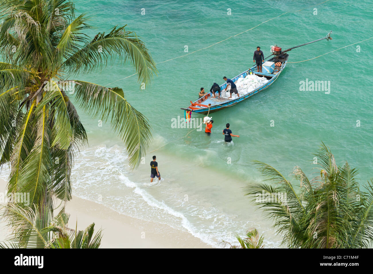 men unloading rice from boat in ko angthong marine park, thailand Stock ...