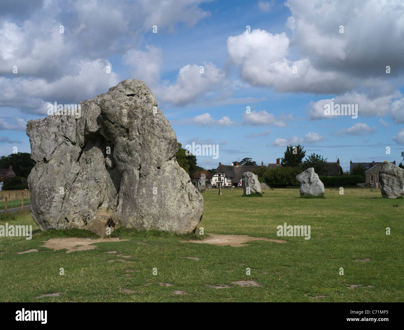 dh Avebury Stone Circle AVEBURY WILTSHIRE Neolithic standing stones and village public house unesco world heritage sites uk red lion inn site Stock Photo