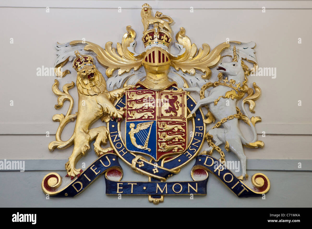 The Royal Coat of Arms that appears in all court rooms in England. The official coat of arms of the British monarch. Stock Photo