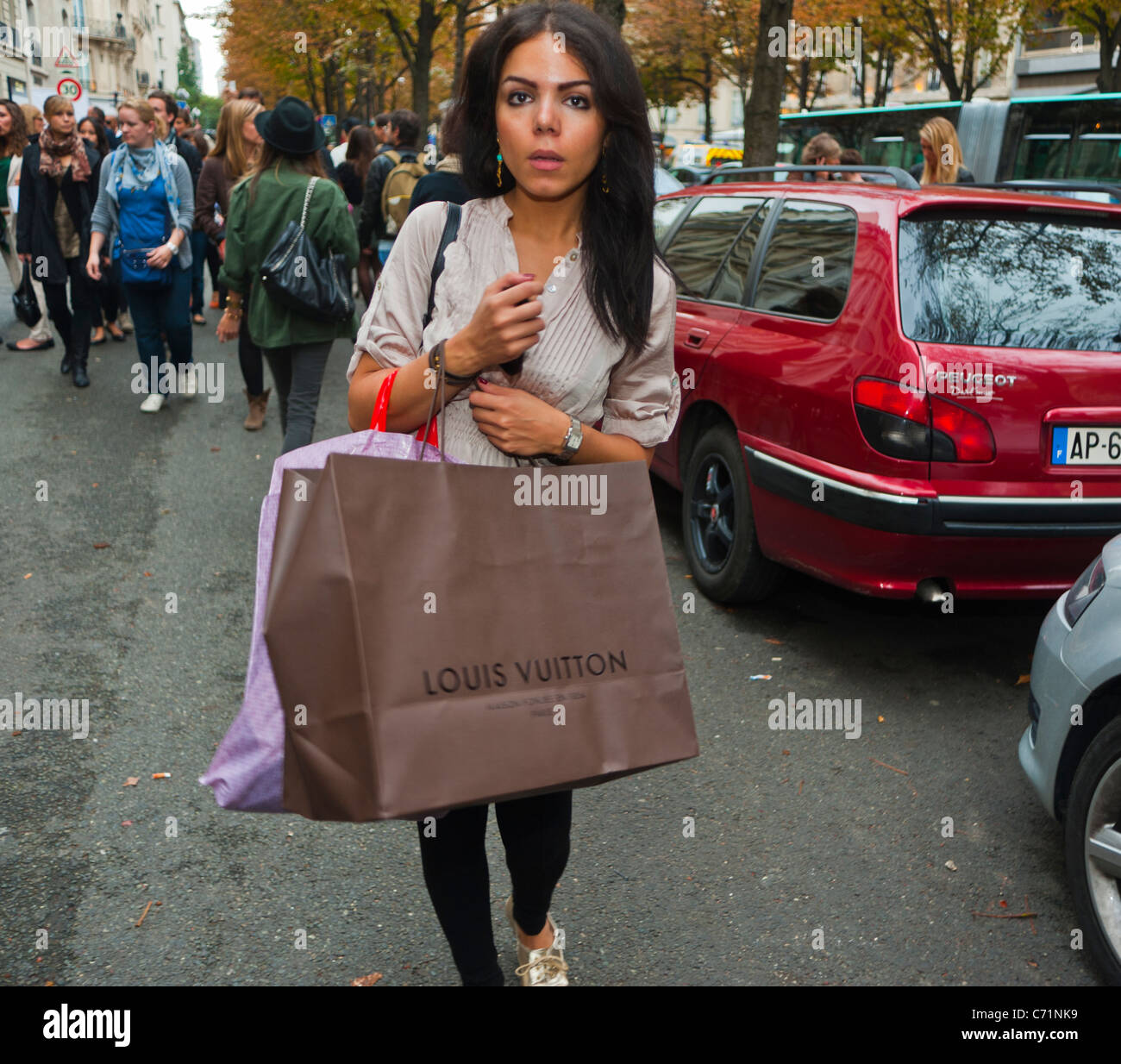 Paris, France, Woman Carrying "Louis Vuitton" Shopping Bags on Street,  Avenue Montaigne, mode labels, centre fashion Stock Photo - Alamy