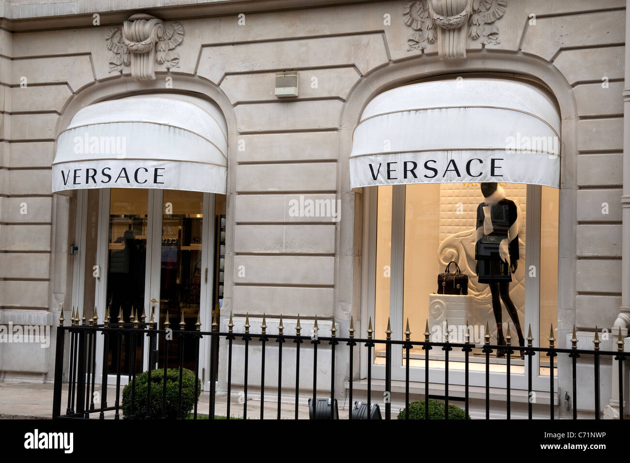 File:Versace, 45 Avenue Montaigne, 75008 Paris, France November