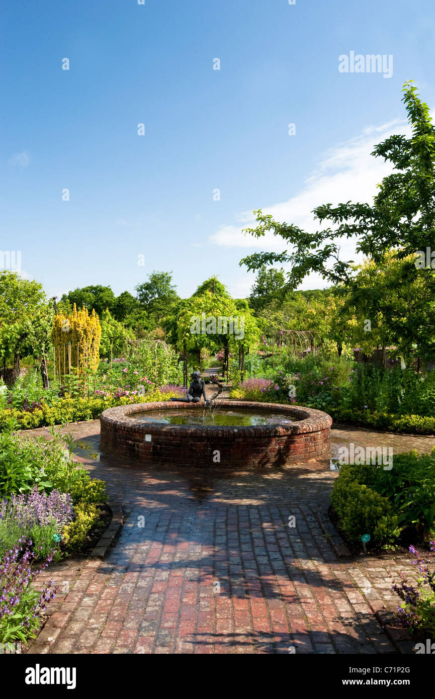 Circular raised pond rhs hires stock photography and images Alamy