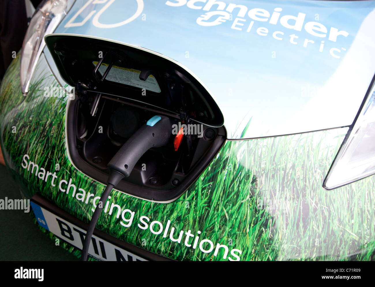 Ecovelocity motor festival London - Nissan Leaf electric car recharging Stock Photo