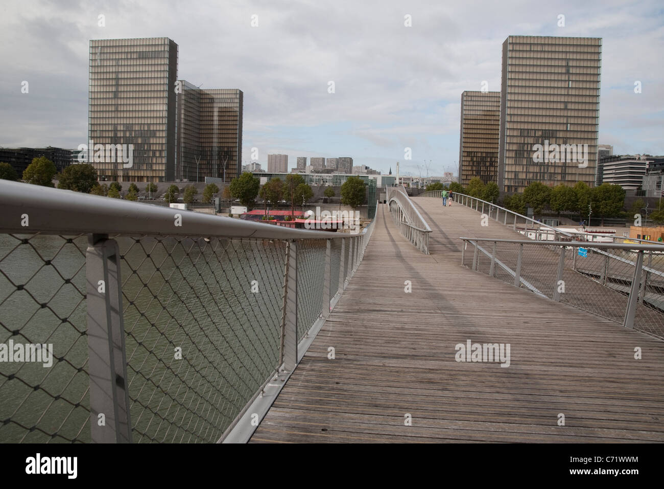 Bibliotheque Nationale de France Francois Mitterrand, Passerelle Simone de Beauvoir Bridge, River Seine, Paris, France Stock Photo