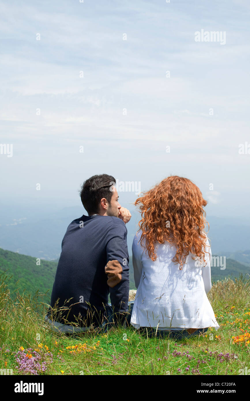 Young couple sitting on hilltop hi-res stock photography and images - Alamy