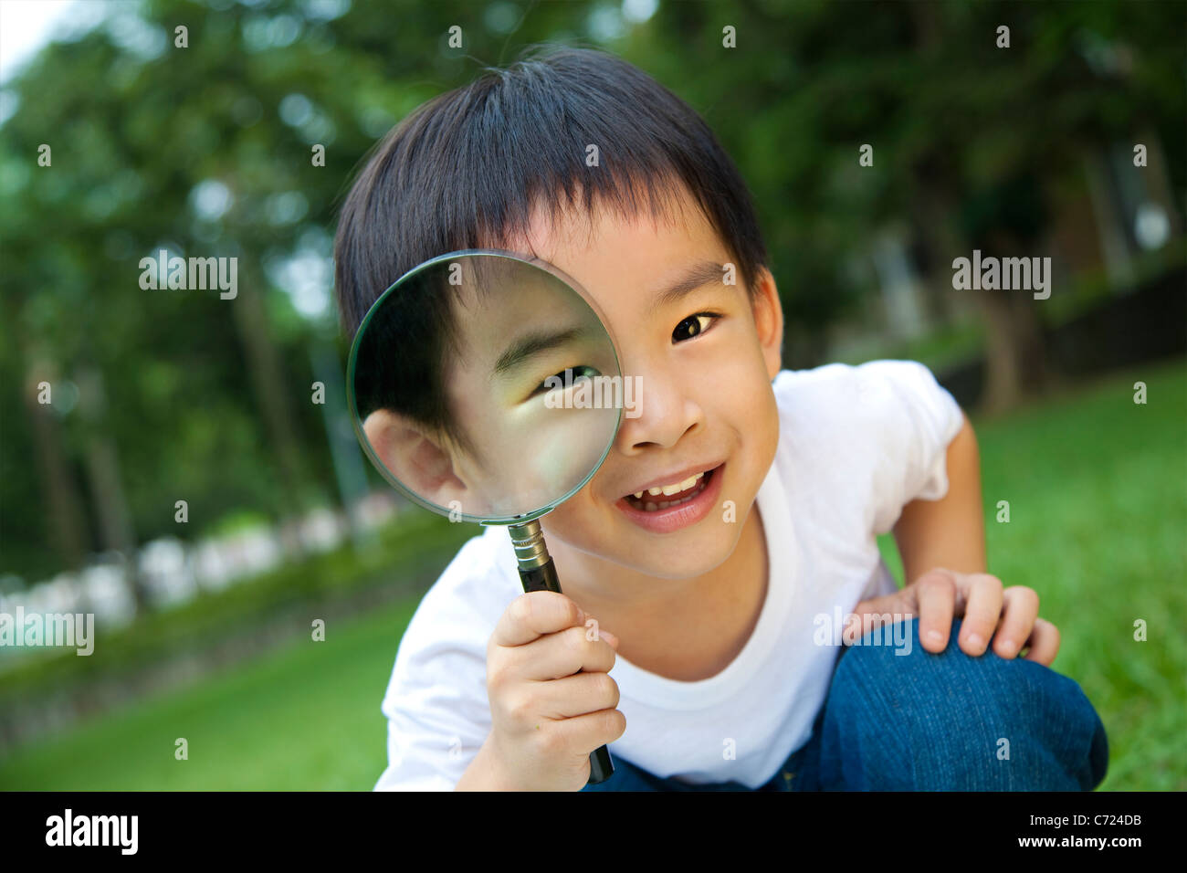 happy kid with magnifying glass Stock Photo Alamy