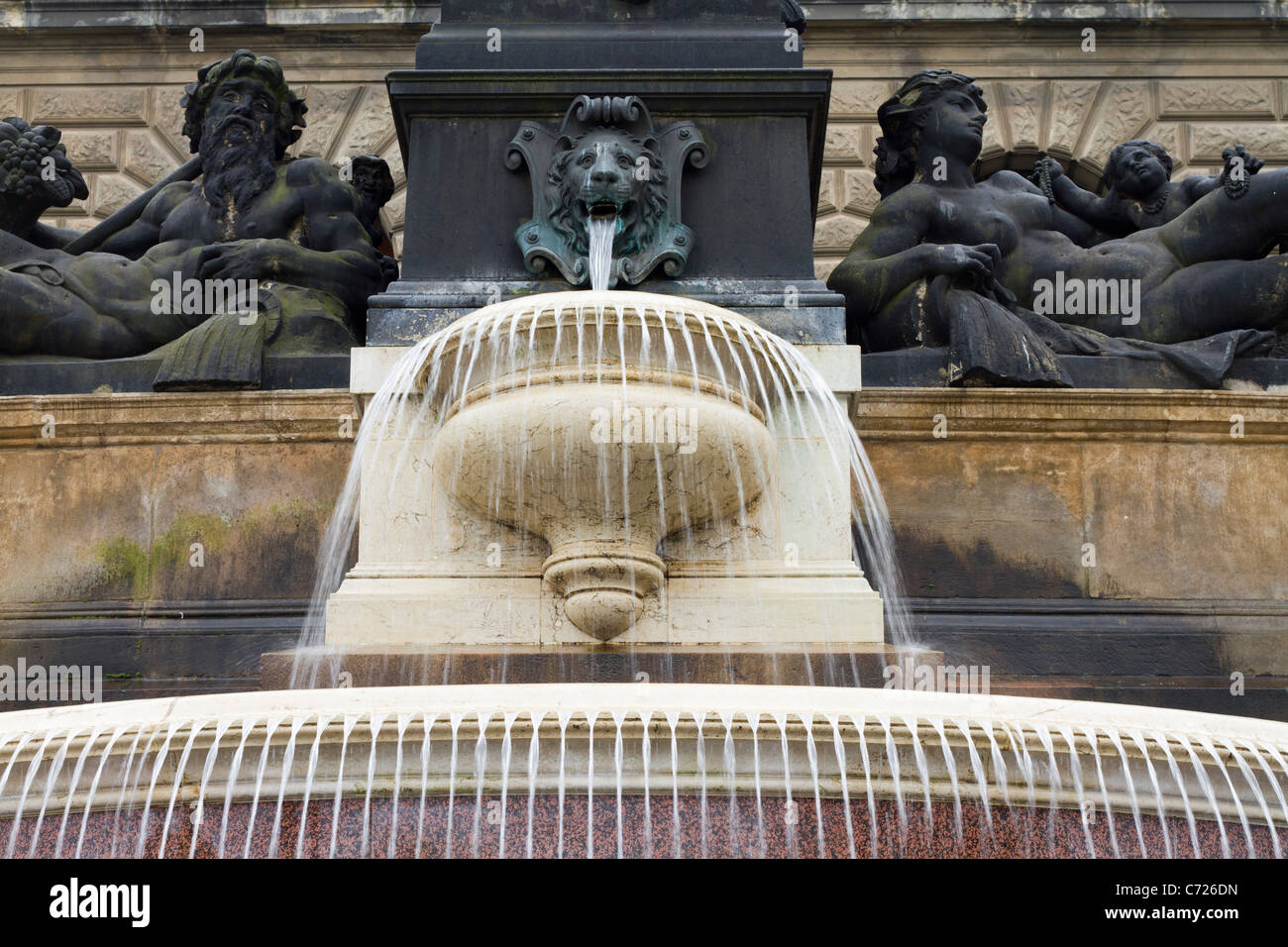 Vintage fountain in the garden hi-res stock photography and images - Alamy